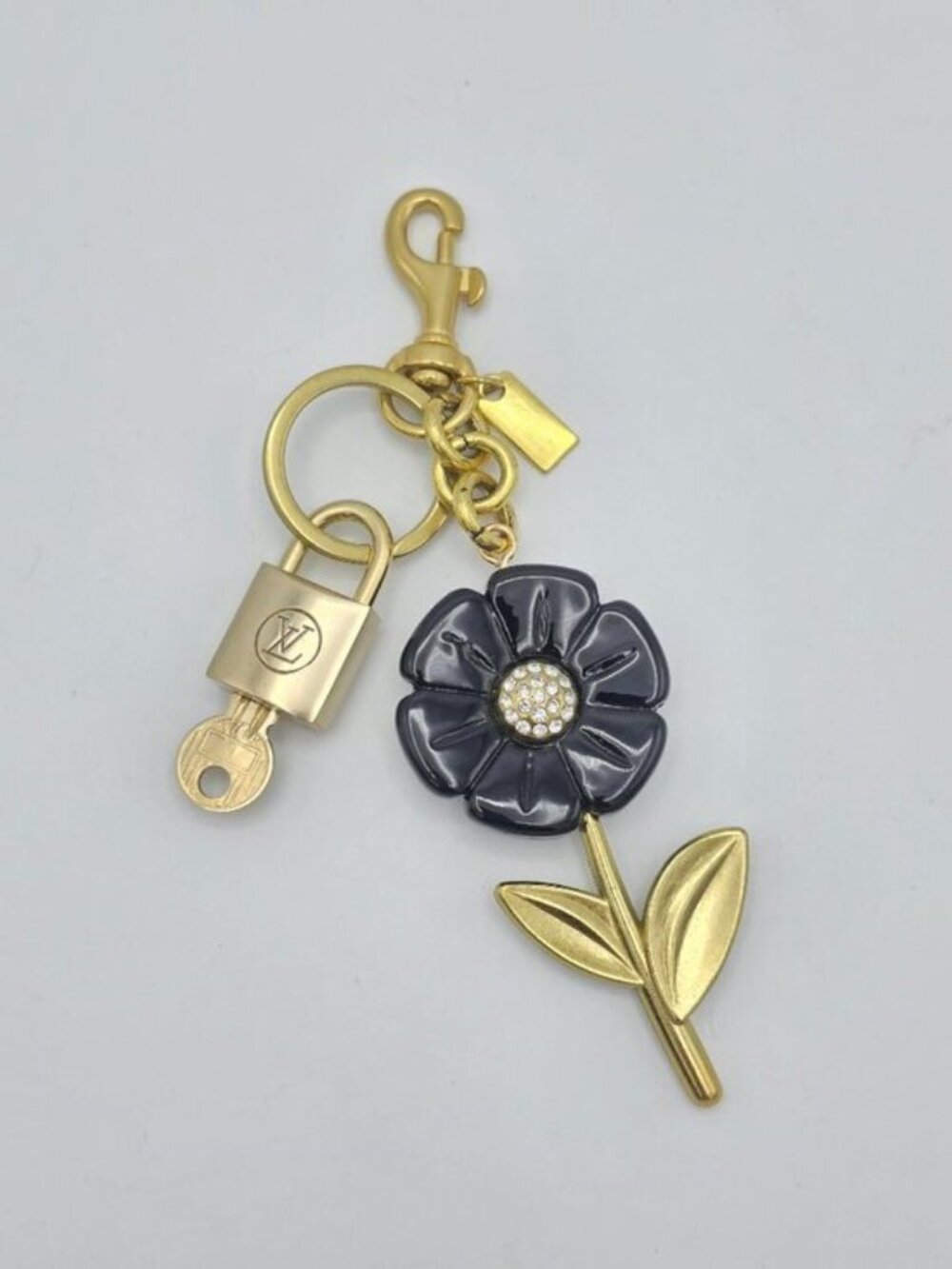 Authentic Louis Vuitton Gold Lock 🔒 Unbranded Flower Keychain Bag Charm LV - Picture 5 of 9